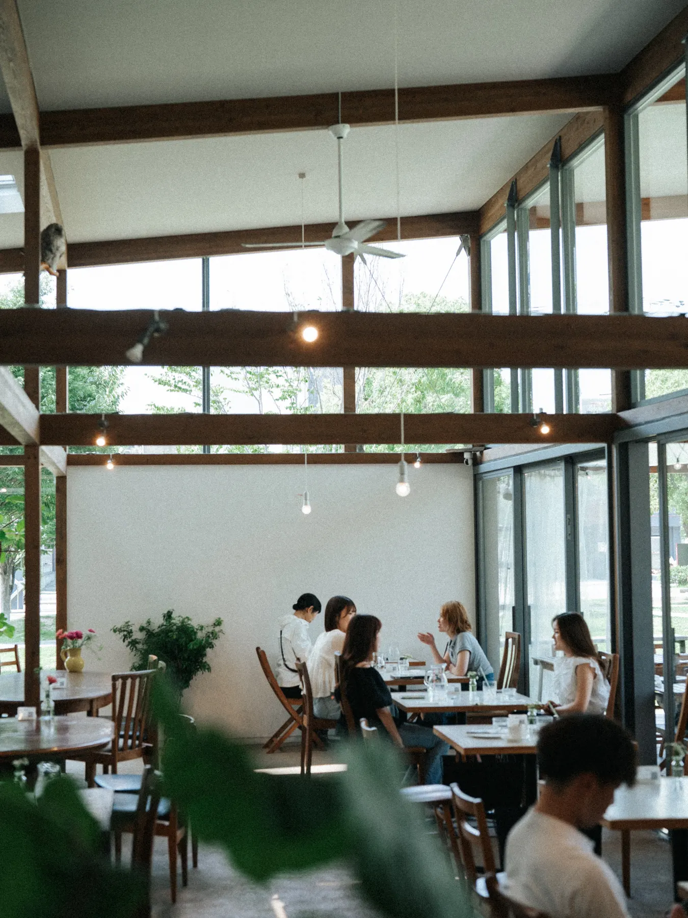 Enlee店内で歓談する人々の様子。